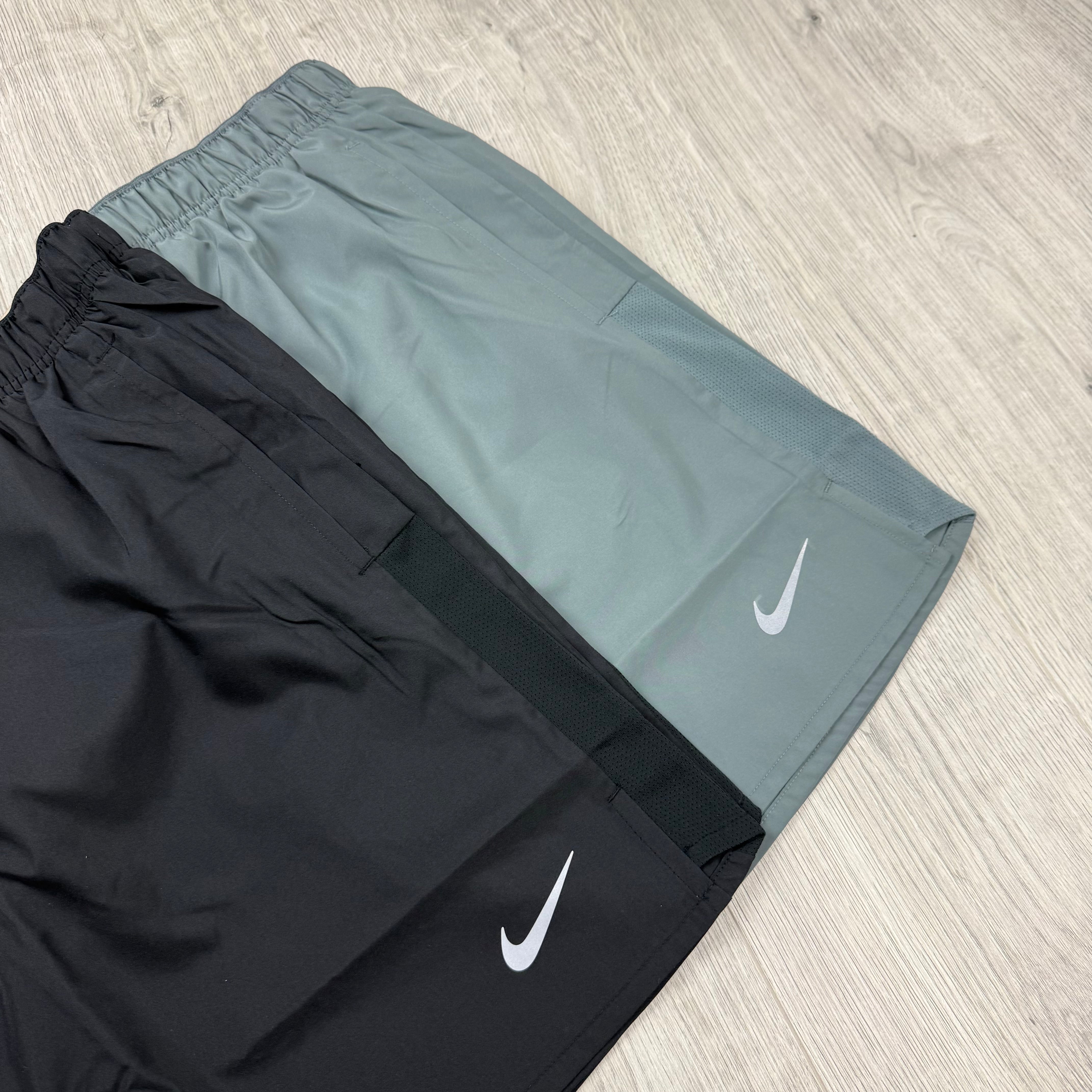 Nike 'Challenger' Pocket Short Set - Black/Smoke Grey