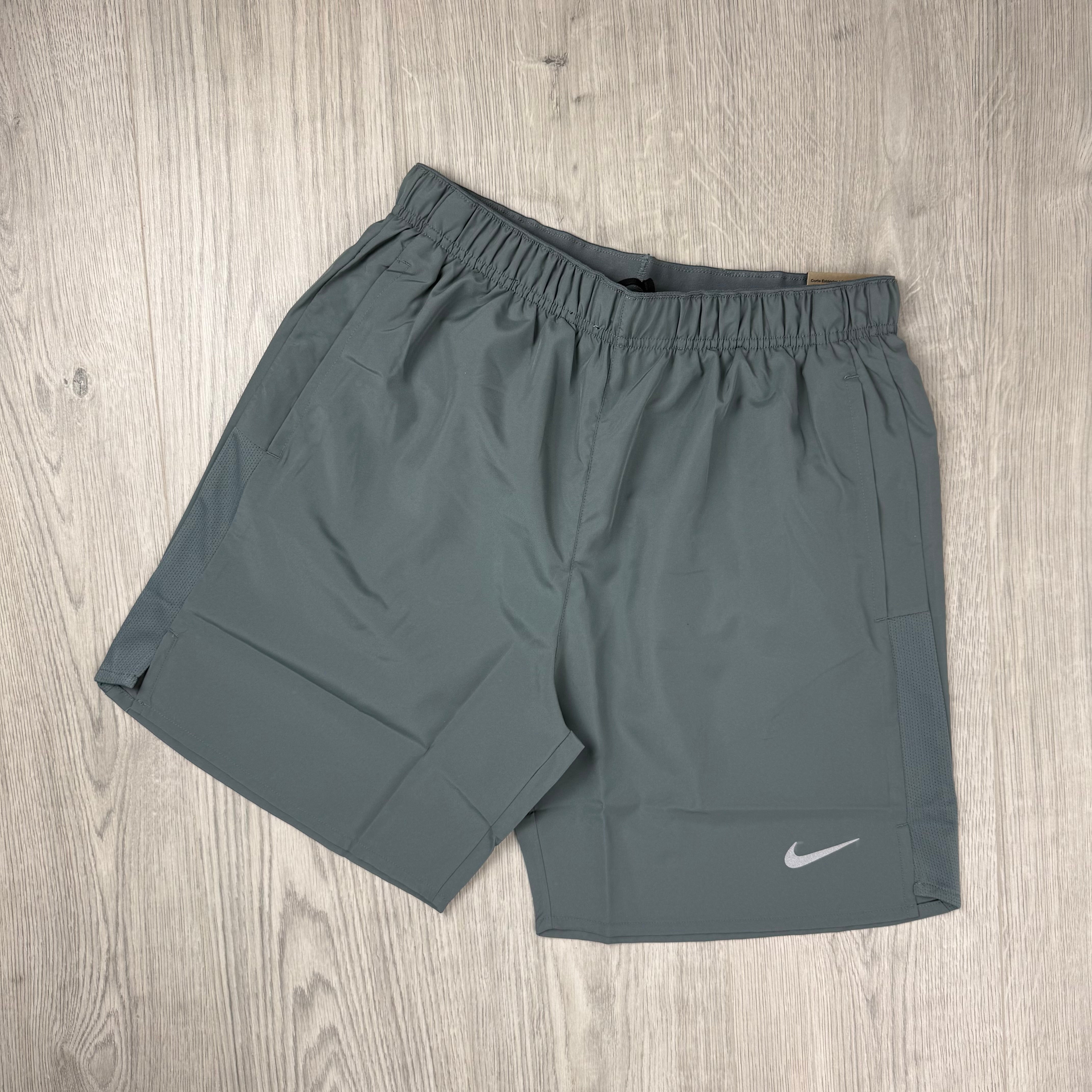 Nike 'Challenger' Pocket Short Set - Black/Smoke Grey